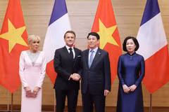 Vietnamese President Luong Cuong, French President Emmanuel Macron and their spouses at the banquet in Hanoi on May 26 (Photo: VNA)