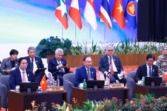 Vietnamese PM Pham Minh Chinh (front, first from left) attends the ASEAN leaders' interface with AIPA representatives in Kuala Lumpur on May 26. (Photo: VNA)