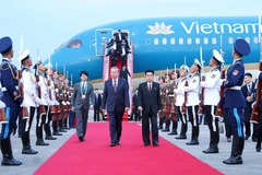 Party General Secretary To Lam is welcomed at Pyongyang International Airport on October 9 morning. (Photo: VNA)