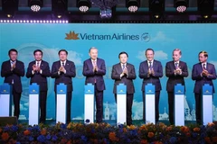 Party General Secretary To Lam (fourth from left) and officials at the launch of the Hanoi – Moscow direct air route on May 9. (Photo: VNA)