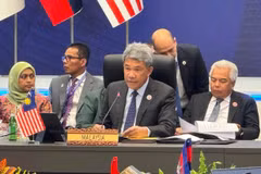 Malaysian Foreign Minister Mohamad Hasan speaks at the ASEAN Foreign Ministers' Meeting on October 25. (Photo: VNA)