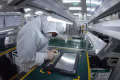 A worker assembles laptops at the factory of the Heesung Electronics Vietnam Co. Ltd in the Trang Due Industrial Park, Hai Phong city. Electronic devices are among Vietnam's main exports to India. (Photo: VNA)