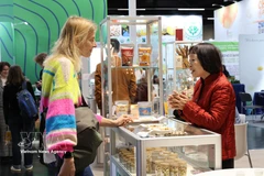 A representative of the Long Son JSC introduces organic cashew nut products to a visitor at BIOFACH 2026, the world's leading trade fair for organic food, held in Germany in February. (Photo: VNA)