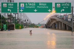 A road is flooded following heavy rains in Songkhla province of Thailand. (Photo: Xinhua/VNA)
