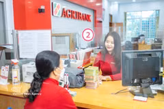 A transaction office of Agribank. The daily reference exchange rate is set at 25,102 VND/USD on April 21. (Photo: VNA)