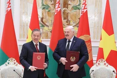 Vietnamese Party General Secretary To Lam (left) and Belarusian President Aleksandr Lukashenko signed a joint statement on the establishment of the two countries’ strategic partnership on May 12, 2025. (Photo: VNA)