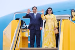 PM Pham Minh Chinh and his spouse arrive at Stockholm Arlanda Airport on June 11 evening. (Photo: VNA)