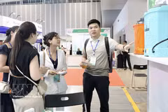 A business representative introduces agricultural equipment to visitors at AMAI Vietnam 2026. (Photo: VNA)