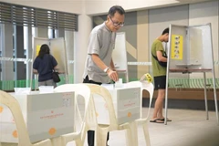 Voters cast ballots in the general election in Woodleigh, Singapore, on May 3, 2025. (Photo: Xinhua/VNA)