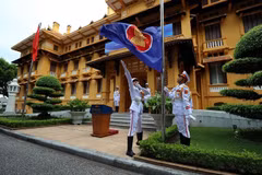 The ASEAN flag hoisting ceremony held in Hanoi on July 31, 2026 to mark the 59th founding anniversary of ASEAN and the 31st anniversary of Vietnam's accession to the bloc. (Photo published by VNA)