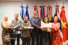 Secretary for International Economic Relations at Argentina’s Ministry of Foreign Affairs Fernando Brun (third, right) and ASEAN representatives at the ceremony (Photo: VNA)