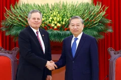 Party General Secretary To Lam (right) receives US Senator Steve Daines in Hanoi on March 20, 2025. (Photo: VNA)