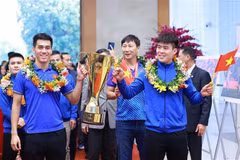 Captain Do Duy Manh (front, right) and Nguyen Tien Linh bring the 2024 ASEAN Cup trophy to the meeting with PM Pham Minh Chinh in Hanoi on January 6. (Photo: VNA)