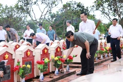PM Pham Minh Chinh and officials offer incense at martyrs' graves at the An Giang martyrs’ cemetery on July 20. (Photo: VNA)