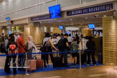 Passengers wait to handle procedures at Nugah Rai International Airport in Bali, Indonesia. (Photo: VNA)