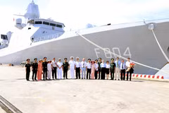 Representatives of Vietnam's law enforcement forces and the Royal Netherlands Navy frigate HNLMS De Ruyter pose for a group photo in Hai Phong on May 29. (Photo: VNA)