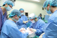 Doctors of the 108 Military Central Hospital perform the multi-organ transplant on January 12. (Photo courtesy of the hospital)