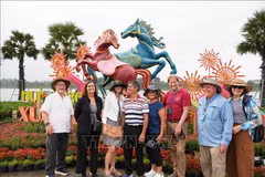 Foreign visitors check-in with the horse mascot besides the Huong River, Hue city, ahead of the Lunar New Year 2026 – the Year of the Horse. (Photo: VNA)