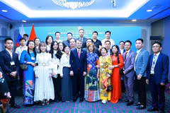 PM Le Minh Hung, staff of the Vietnamese agencies, and representatives of the Vietnamese community in Russia at the meeting in Kazan on June 17. (Photo: VNA)