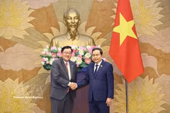 NA Chairman Tran Thanh Man (right) receives Malaysian Ambassador Tan Yang Thai in Hanoi on August 6. (Photo: VNA)