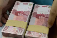 Pressure on the rupiah has mounted as global oil prices surge amid Middle East tensions and developments involving Iran, increasing Indonesia’s energy import costs. (Photo: AFP/VNA)