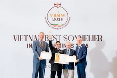 Nguyen Huu Toan (black suit) from Da Nang city was crowned champion of the inaugural competition. (Photo: VNS/VNA)