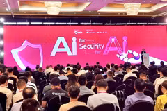 A view of a cross-industry conference held by the National Cybersecurity Association in Hanoi on April 7. (Photo: baotintuc.vn)
