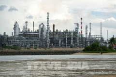 An oil refinery on Pulau Bukom Island of Singapore (Photo: Xinhua/VNA)
