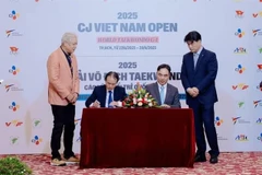 The oragnising committee announces the tournament and signs a cooperation contract in HCM City on June 19. (Photo: Vietnam Taekwondo Federation)