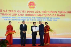 Deputy Prime Minister Nguyen Hoa Binh (second from right) presents the Prime Minister's decision to establish the Da Nang Free Trade Zone on June 22. (Photo: VNA)