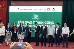 Representatives of the Australian Embassy in Vietnam, STAMEQ and project partners attend the handover ceremony for the V-Standard platform in Hanoi on July 17. (Photo: VNS/VNA)