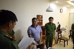 A police officer of Can Tho city reads the decision to launch legal action against Vo Xuan Truong, Chairman and CEO of Mekolor JSC. (Photo published by VNA)
