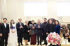 Party General Secretary To Lam (fourth from right), his spouse Ngo Phuong Ly (centre) and artists at the concert in Helsinki on October 21 evening (Photo: VNA)