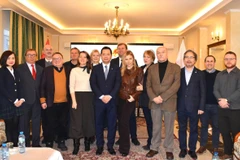 Vietnamese Ambassador to Poland Ha Hoang Hai (front, fifth from left) and other participants in the press meeting on January 15 (Photo: VNA)
