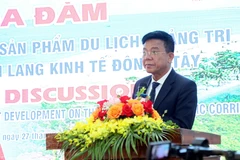 Chairman of the Quang Tri Tourism Association Nguyen Anh Tuan addresses the discussion on November 27. (Photo: VNA)