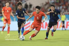 Striker Nguyen Dinh Bac (No. 9) dribbles the ball and opens the scoring for Vietnam in the 18th minute at the match against Cambodia at My Dinh Stadium on August 7. (Photo: VNA)