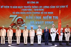 NA Chairman Tran Thanh Man presents the Ho Chi Minh Order to the Economic Police Force at the ceremony in Hanoi on August 8. (Photo: VNA)