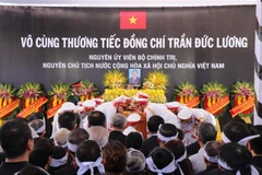 The burial ceremony at the cemetery in Dien Truong hamlet of Pho Khanh commune, Duc Pho township, Quang Ngai province, on May 25 afternoon (Photo: VNA)