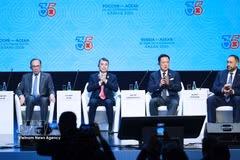 Malaysia's Prime Minister Anwar Ibrahim (first, left), Vietnam's Prime Minister Le Minh Hung and other leaders at the ASEAN-Russia Business Forum on June 17 (Photo: VNA)