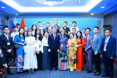 PM Le Minh Hung, staff of the Vietnamese agencies, and representatives of the Vietnamese community in Russia at the meeting in Kazan on June 17. (Photo: VNA)