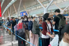 Passengers wait to handle boarding procedures at Tan Son Nhat International Airport. (Photo: VNA)