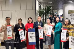 Consuls general of ASEAN countries in Ho Chi Minh City show calligraphy works presented to them at the gathering on August 7. (Photo: VNA)
