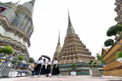 Visitors to a pagoda in Bangkok, Thailand (Photo: Xinhua/VNA)