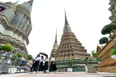 Visitors to a pagoda in Bangkok, Thailand (Photo: Xinhua/VNA)