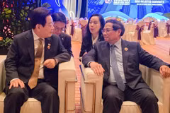 PM Pham Minh Chinh (right) meets with President of the RoK Lee Jae Myung in Kuala Lumpur on October 27. (Photo: Ministry of Foreign Affairs)