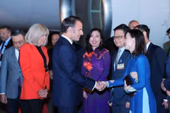 French President Emmanuel Macron and his spouse Brigitte Macron are welcomed at Noi Bai International Airport in Hanoi on May 25 evening. (Photo: VNA)