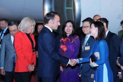 French President Emmanuel Macron and his spouse Brigitte Macron are welcomed at Noi Bai International Airport in Hanoi on May 25 evening. (Photo: VNA)