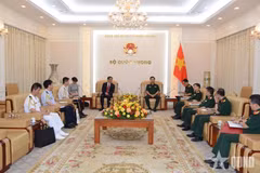 The meeting between Deputy Minister of National Defence Sen. Lt. Gen. Nguyen Truong Thang and Japanese Ambassador to Vietnam Ito Naoki in Hanoi on May 28 (Photo: People's Army Newspaper)