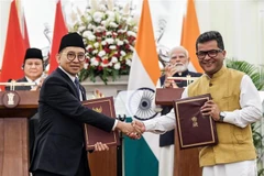 Indonesian President Prabowo Subianto (first from left) and Indian Prime Minister Narendra Modi (second from right) witness the signing of cooperation deals in New Delhi on January 25, 2025. (Photo: ANI/VNA)