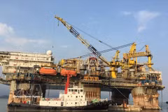 An offshore drilling platform of Petrovietnam. Petrovietnam topped the rankings with 651 trillion VND in revenue. (Photo: VNA)